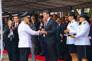 Presidente Peña entregó bastón de mando a comandante de la Policía