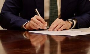 Presidente designa a reconocido investigador como su asesor ad honorem