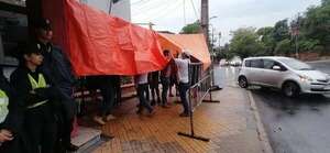 Guardiacárceles retoman huelga de hambre frente al Ministerio de Justicia desde este lunes - Policiales - ABC Color