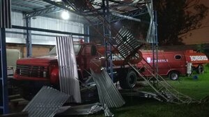 Antena de unos 70 metros cae sobre cuartel de bomberos y uno se salva de milagro en Alberdi
