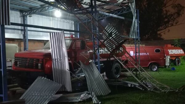 Antena de unos 70 metros cae sobre cuartel de bomberos y uno se salva de milagro en Alberdi