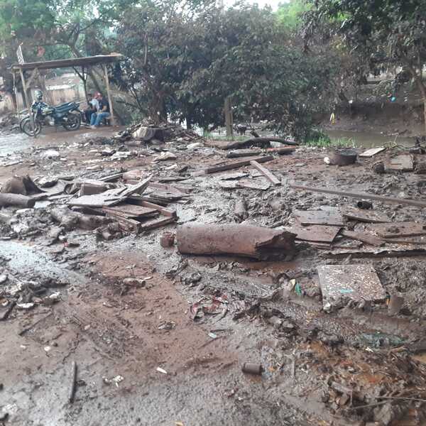 Descenso del nivel de agua en San Rafael expone montañas de basura con mal olor - ADN Digital