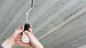 Comisario fallece electrocutado mientras intentaba cambiar foco en Minga Guazú - ADN Digital