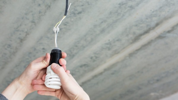 Comisario fallece electrocutado mientras intentaba cambiar foco en Minga Guazú - ADN Digital