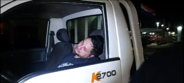 Chofer ebrio se quedó dormido en la ruta; testigos ayudaron a estacionar el camión (video) - ADN Digital