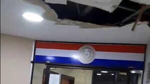 Parte del techo del Congreso Nacional se derrumba a pedazos