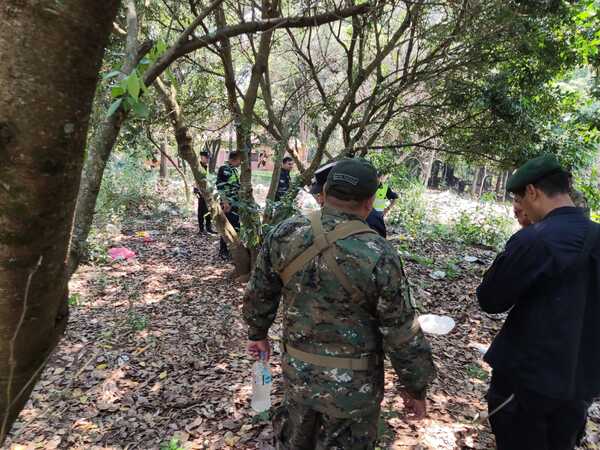 Intensa búsqueda de un supuesto ladrón que se fugó esposado de la Cría. 13, barrio Guarani. - Oasis FM 94.3