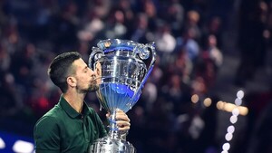 Djokovic levanta el trofeo de número uno del año en Turín
