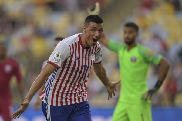 Versus / La cálida bienvenida de la Albirroja al goleador Óscar "Tacuara" Cardozo