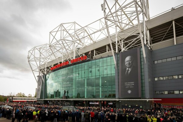 Versus / Miles de personas despiden a Bobby Charlton en las calles de Manchester