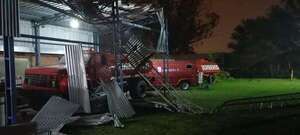 Antena de 50 metros de altura cayó sobre cuartel de bomberos - Nacionales - ABC Color