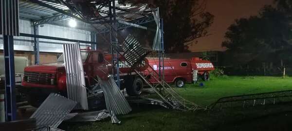 Antena de 50 metros de altura cayó sobre cuartel de bomberos - Nacionales - ABC Color