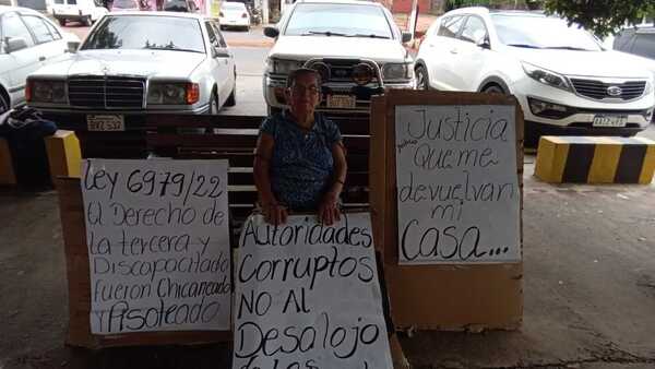 Abuelitos se encadenan frente a Municipalidad de Villa Elisa para no ser desalojados