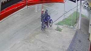 Motochorras asaltan una farmacia, se llevan dinero y un celular en Coronel Oviedo