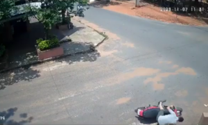 (VIDEO). ¿Fantasma? Joven asegura que “algo” lo empujó y cayó de su moto