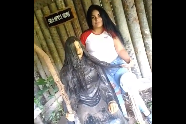 (VIDEO). Estatua de una bruja movió los ojos en un video que se hace viral