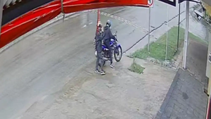 Motochorras asaltan una farmacia, se llevan dinero y un celular en Coronel Oviedo - Noticiero Paraguay