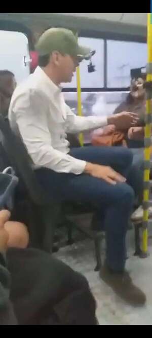 Santiago Peña recorre en bus y conversa con pasajeros, en medio de críticas a reguladas - Economía - ABC Color