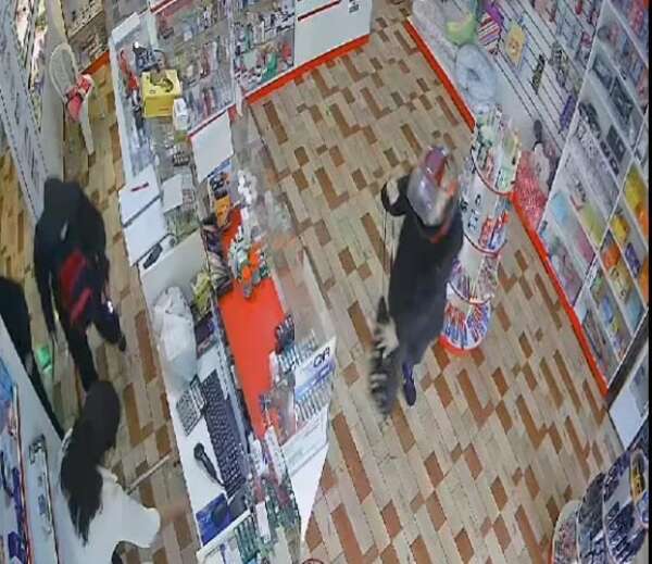 Video: Dos “motochorras” asaltaron una farmacia en Coronel Oviedo - Policiales - ABC Color