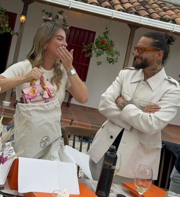 Esto cuesta la lujosa bolsa que Maluma le regaló a su novia