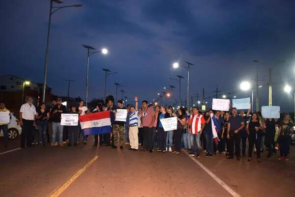 Carapeguá: cierre simbólico de ruta PY01 en reclamo de nivelación salarial de docentes de la UNVES - Nacionales - ABC Color
