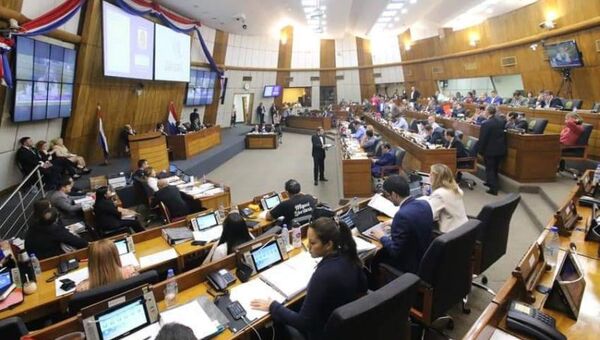 Como por un tubo: Diputados aprueban PGN 2024 sin muchos cambios (sin aumento para legisladores)