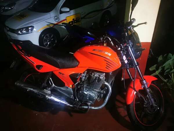 Tras persecución y enfrentamiento, Policía aprehendió a un “roba motos” - Policiales - ABC Color