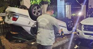 La Nación / Automóvil volcó en plena Avenida Mariscal López y chofer salió ileso