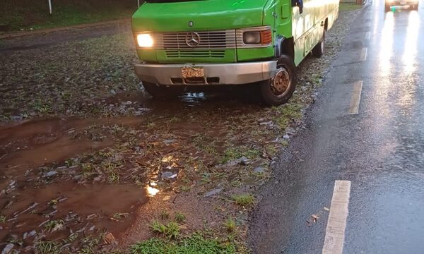 Bus choca contra columna