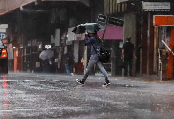 En días de tormenta, Ministerio pide tolerancia a llegadas tardías de trabajadores - trece