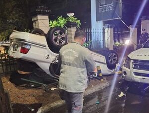Conductor sale ileso tras volcar su automóvil en la avenida Mariscal López · Radio Monumental 1080 AM