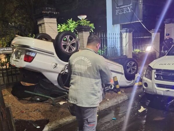 Conductor sale ileso tras volcar su automóvil en la avenida Mariscal López · Radio Monumental 1080 AM