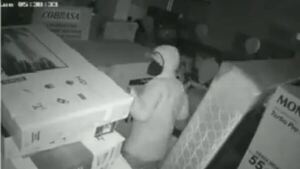 Robó 15 televisores plasma de un local comercial