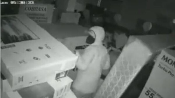 Robó 15 televisores plasma de un local comercial