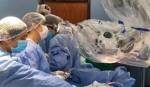 Extraen tumor gigante del ojo de una paciente