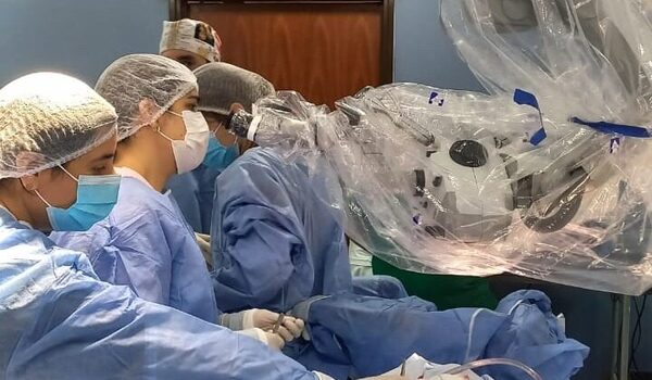 Extraen tumor gigante del ojo de una paciente
