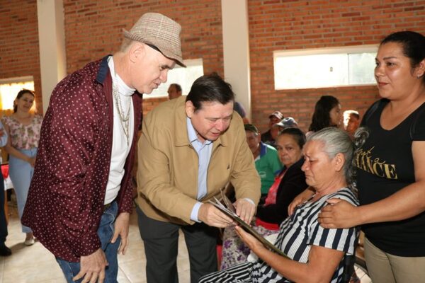 Indert entregó títulos de tierra a 150 familias de Villa Constitución, Caaguazú - El Trueno