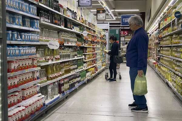 Orecios de los alimentos suben en Argentina: la inflación trepa al 142% anual - Mundo - ABC Color