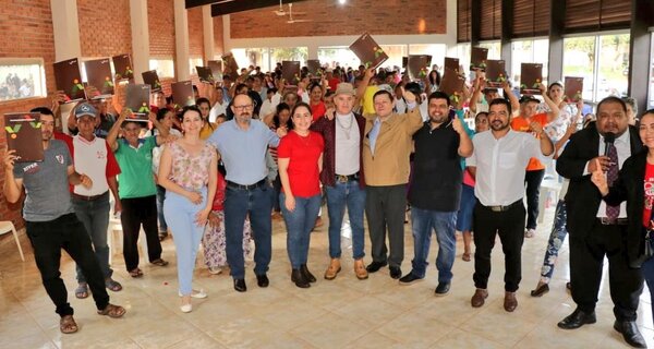 Entrega de títulos de propiedad en Caaguazú desató una fiesta entre los beneficiarios