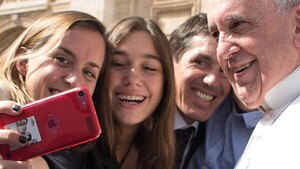 Papa Francisco insta a jóvenes a dar noticias positivas en sus redes sociales