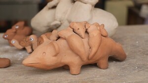 Artesana hace figuras de mykurê para el pesebre