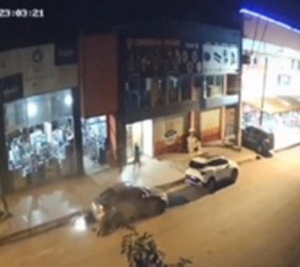 Chocó contra un auto estacionado y murió - Paraguay.com