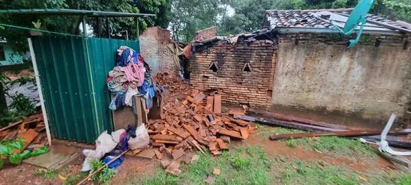 Una vivienda cae sobre una familia en San Juan Bautista - Nacionales - ABC Color