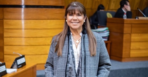 ¡La política está que arde! Celeste Amarilla “relanzó” su tema musical “la p*** ama” - EPA