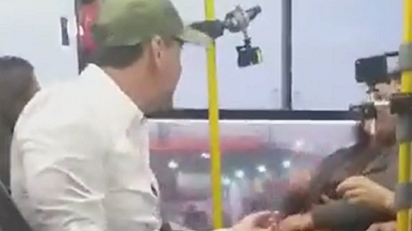 Santiago Peña subió a un colectivo a hablar con los usuarios del transporte público - Noticiero Paraguay