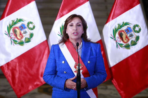Dos muertos hasta la fecha y presidenta de Perú anuncia adelanto de elecciones