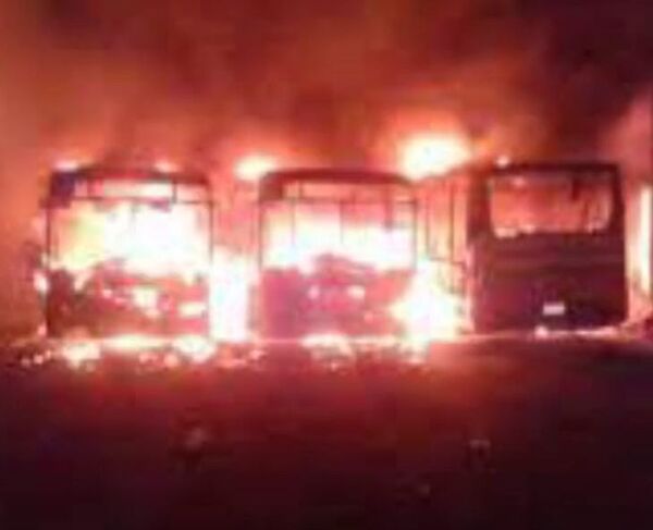 Tres buses de la Línea 5 fueron consumidos por las llamas