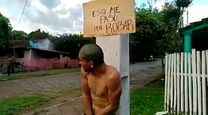 Le ataron a una columna toda una noche por “robar” un gallo.