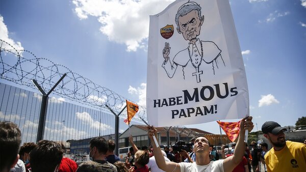 ROMA. Fanáticos recibieron como si fuera una estrella de rock al entrenador José Mourinho
