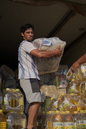 Pescadores de Yacyretá reciben alimentos no perecederos por parte de EBY
